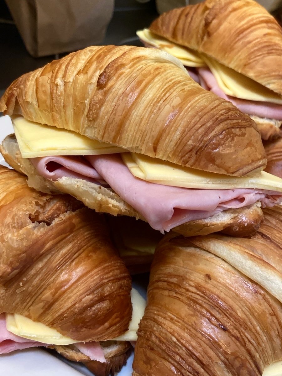 Croissant jamón queso mostaza