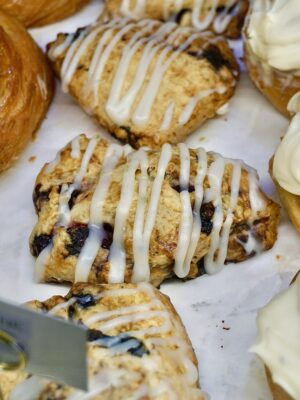 Scone mora azul limón