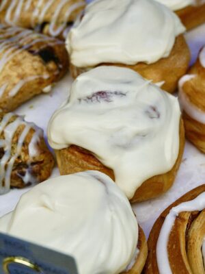 Rol canela cardamomo queso crema