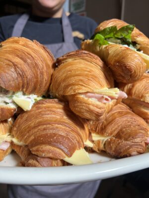 Croissant de ensalada de pollo