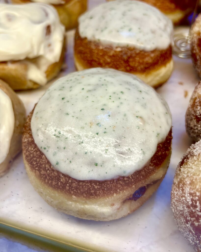Bombolone higo y queso de cabra